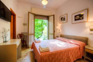 Postel nebo postele na pokoji v ubytování Albergo Villa Lucia