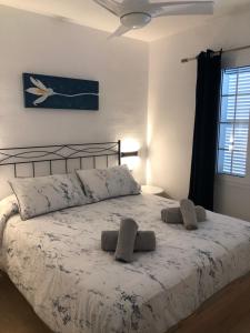 a bedroom with a bed with two towels on it at Acogedora casa unifamiliar junto a la playa in Cala en Bosc