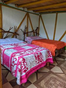 Una habitación con 2 camas en una tienda en Alojamiento Rural Manu Viajeros, en San Agustín