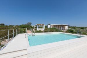 basen na tarasie domu w obiekcie Fani Luxury Villas w mieście Torre Pali
