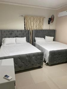 two beds sitting next to each other in a room at Pen House Vista Sur in Baní