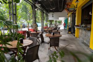 un restaurante vacío con mesas y sillas de madera en Hotel El Meson, en La Dorada