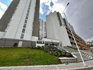 un edificio con dos edificios altos y un campo verde en Exclusivo Apartamento De Lujo cerca a cable plaza, en Manizales