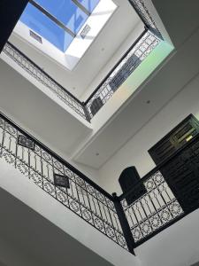 TV a/nebo společenská místnost v ubytování Riad Darnooz + 37 fotografií