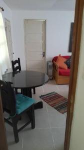 Habitación con mesa, silla y cama en Casa Lola, en Barra de Valizas