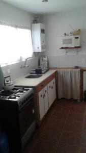 uma cozinha com um fogão e uma bancada em Casa Lola em Barra de Valizas
