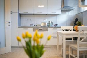 une cuisine avec une table et des fleurs jaunes dans l'établissement City Break apartment, à Split