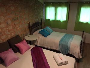 バルデモーサにあるCa na Francinaのベッドルーム1室(ベッド2台、テーブル、窓付)