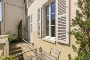 凡爾賽的住宿－曼德馬塞爾公寓，旁边设有窗户的木凳
