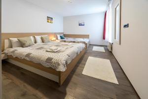 - une chambre avec 2 lits dans l'établissement Modern Lux Apartment H8 at Milmari Resort, à Kopaonik