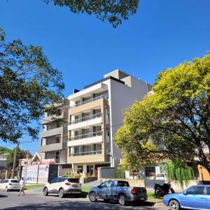 ein Gebäude mit davor geparkten Autos in der Unterkunft Salta Hills 2 in Salta + 20 Fotos