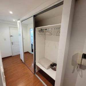 ein begehbarer Kleiderschrank mit Glastür in der Unterkunft Salta Hills 2 in Salta