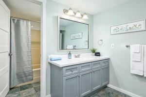 Bilik mandi di The Nordic - Central Collingwood Condo +14 gambar