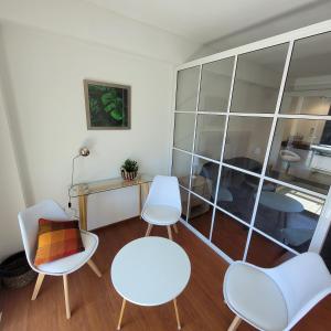 ein Zimmer mit drei Stühlen und einem Tisch in der Unterkunft Salta Hills 2 in Salta