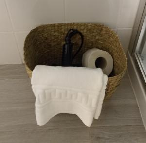 a basket of toilet paper and a towel at Perto do Mar, Alojamento Local in Gafanha da Boa Hora +27 photos