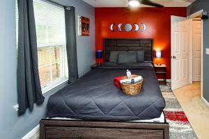sypialnia z dużym łóżkiem z pomarańczową ścianą w obiekcie Amazing Large 3 Bed house with King Bed less than 10 miles to DTWN w Atlancie