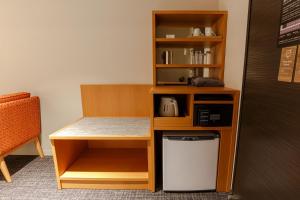 a small kitchen with a counter and a microwave at Keisei Hotel Miramare in Chiba
