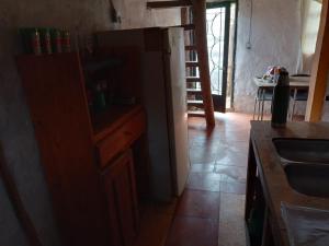 cocina con fregadero y encimera en Casa CAMALDALU en Unquillo