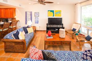 un soggiorno con divano e TV di Coral Vista #4 - 50546 Home a West End