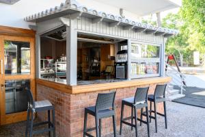 eine Bar mit vier Stühlen davor in der Unterkunft Esperides Hotel in Paralia Agias Foteinis + 39 Fotos