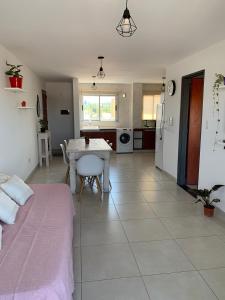 Habitación con cama y cocina con mesa en Loft EL JAZMÍN en San Salvador de Jujuy