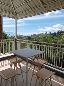 einen Tisch und Stühle auf einem Balkon mit Aussicht in der Unterkunft azzima villa in Tlekung