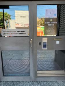 una puerta delantera de un edificio con un cartel en Loft EL JAZMÍN en San Salvador de Jujuy