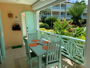 una mesa y sillas en el balcón de una casa en Excelente apartamento en Las Terrenas, Playa Punta Popi. en Las Terrenas