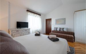 salon z łóżkiem i kanapą w obiekcie 4 Bedroom Nice Home In Krnica w mieście Krnica
