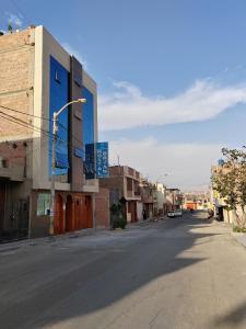 una calle vacía en una ciudad con un semáforo en Hostal Bryan, en Tacna