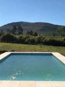 una gran piscina de agua azul en un campo en El Betete-Disfrute de la Sierra de las Animas, en Pan de Azúcar
