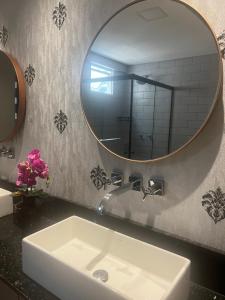 y baño con lavabo y espejo. en Belo apartamento reformado próximo a roda gigante, en Balneário Camboriú