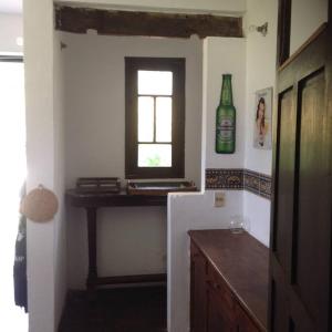una cocina con ventana y una botella en la pared en El Betete-Disfrute de la Sierra de las Animas, en Pan de Azúcar