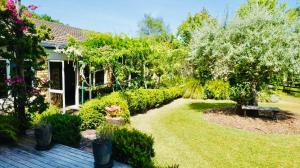 AlbanyにあるMaddisons Garden Guest Suite - Coatesvilleの庭