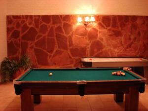 a pool table in a room with a stone wall at Casa por Temporadas in Santa Cruz de la Sierra