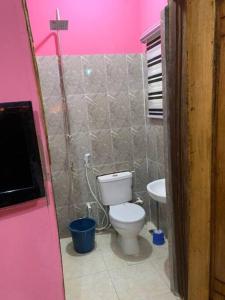 y baño con aseo y lavamanos. en New Bungalow 2 Bed House in Adewumi, Off Olodo rd Ibadan, en Ibadán