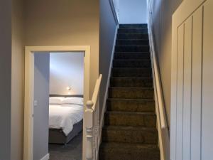 eine Treppe, die zu einem Schlafzimmer mit einem Bett führt in der Unterkunft Apartment 3 The Beach Hut - Uk31822 in Great Yarmouth