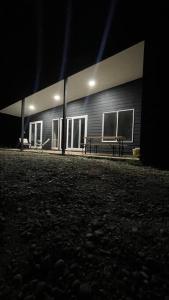 ein Gebäude mit einer Bank in der Nacht davor in der Unterkunft Cabañas Borde Lindo in Valdivia