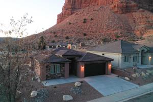 una casa con una montaña en el fondo en Red Canyon Bunkhouse at Kanab - New West Properties en Kanab