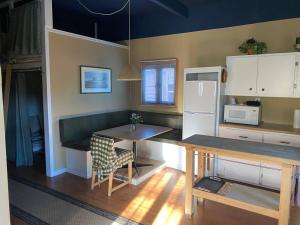 uma cozinha com uma mesa e um frigorífico em Witt's End Ranch Private Get Away em Princeton