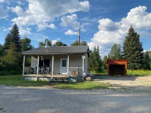 uma pequena casa com um alpendre e uma garagem em Witt's End Ranch Private Get Away em Princeton