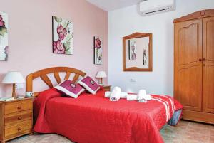 ネルハにあるMedina Palomaの赤いベッド1台(動物2匹の詰め物付)が備わるベッドルーム1室