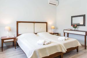 PrinésにあるFiliaのベッドルーム1室(ベッド1台、タオル2枚付)