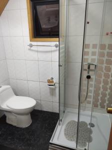 Et badeværelse på Casa amplia y comoda en Puerto Montt + 13 billeder