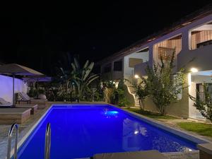 Bazén v ubytování Parrots Boutique Resort nebo v jeho okolí