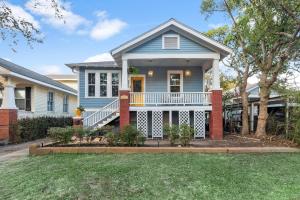 una casa blu con portico anteriore e cortile di Vintage Crown a Galveston