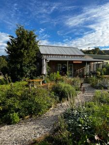 ein Haus mit Garten davor in der Unterkunft Wisteria Way in Opononi
