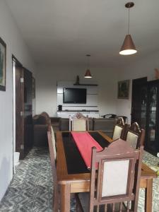a dining room with a table and a television at Apartamento da Família em Aparecida/tv/ar/wi-fi in Aparecida