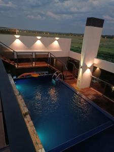 uma piscina no telhado de uma casa em Hermoso Departamento completamente equipado em Colonia Mariano Roque Alonso