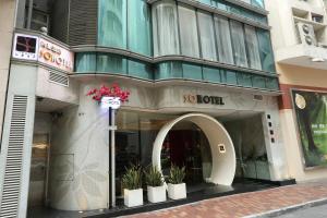 una tienda frente a un edificio con plantas delante en Sohotel, en Hong Kong